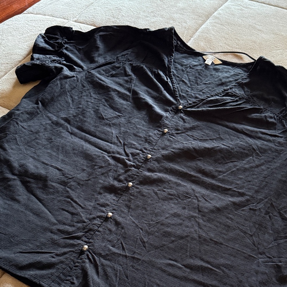 Terra & Sky Black Short Sleeve Button-Up Top